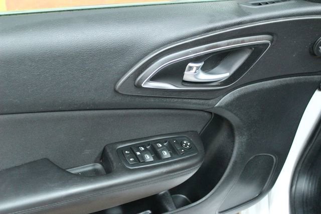 2016 Chrysler 200 LX