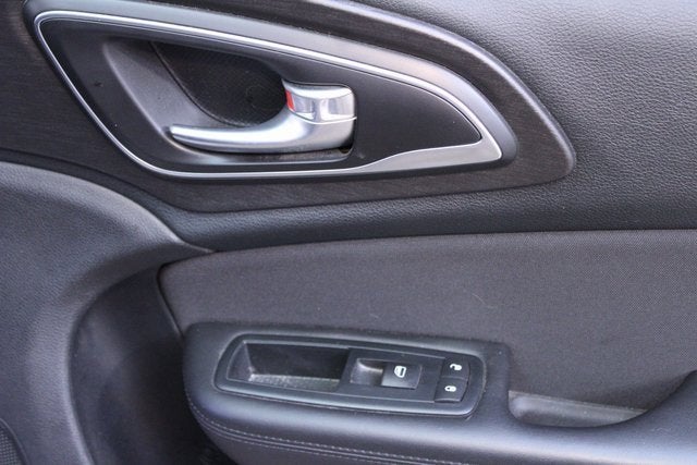 2016 Chrysler 200 LX