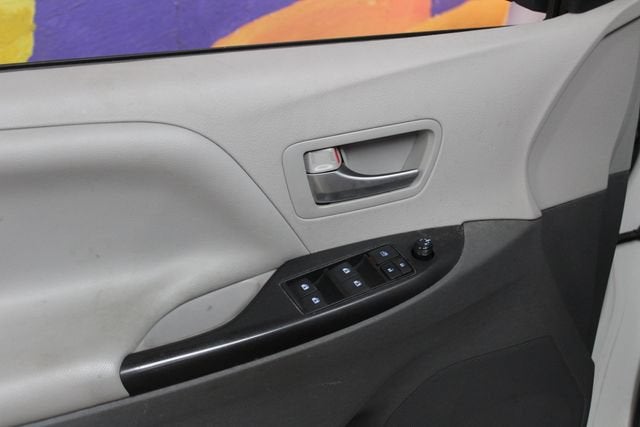 2017 Toyota Sienna LE Auto Access Seat
